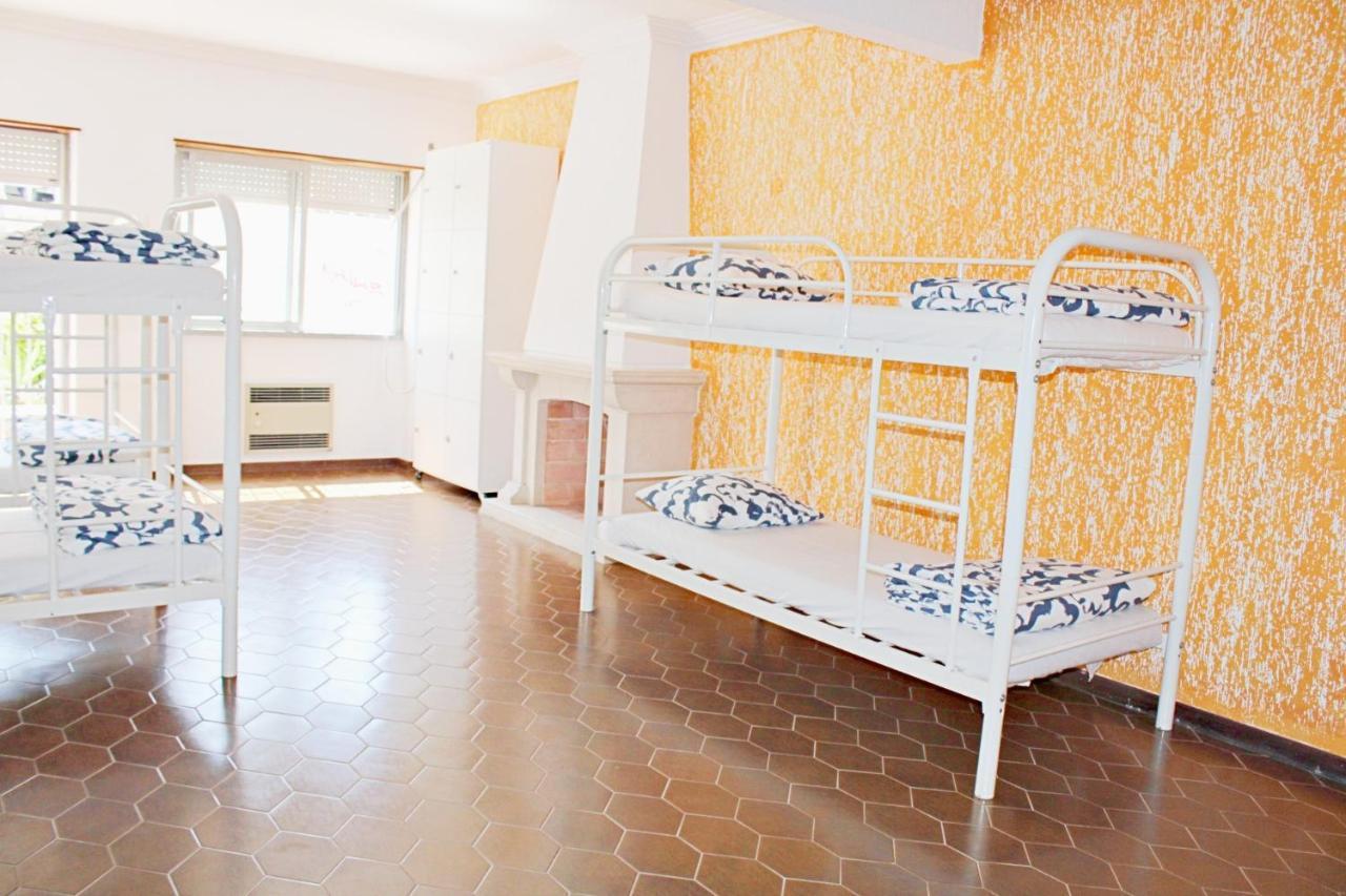 Cama num Dormitório Misto com 8 Camas